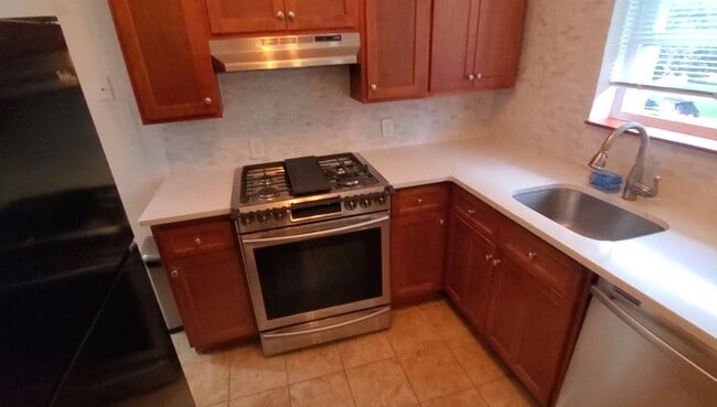 Photo - 615 E 55th St