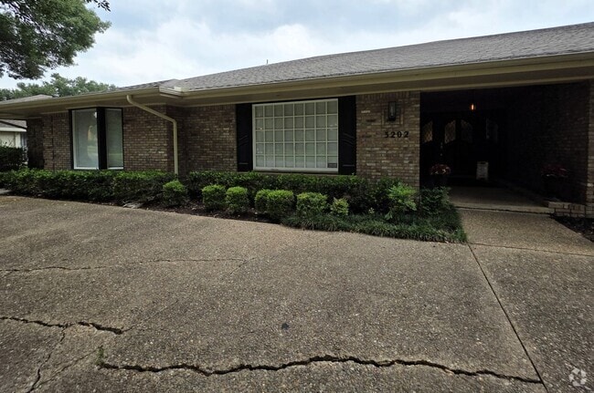 Building Photo - Large Duplex Unit just down the Street fro... Rental