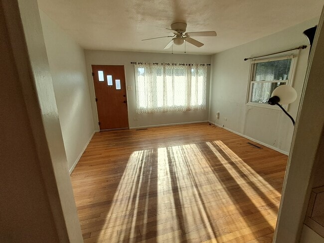 Beautiful brightly lit living room. - 1100 Hedgewood Dr House