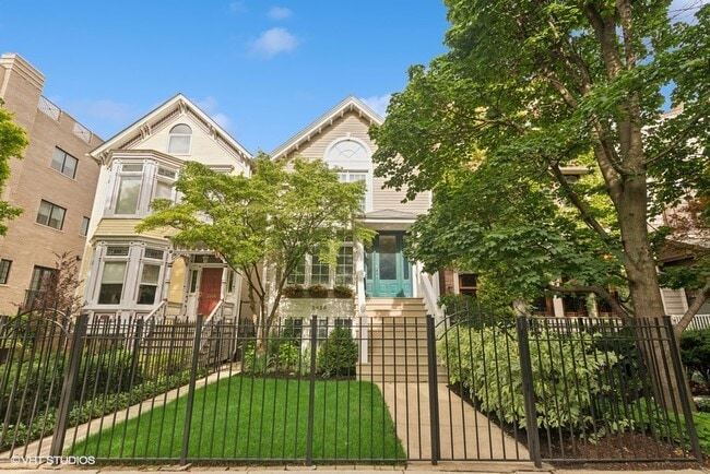 Photo - 2426 N Burling St House