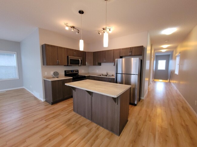 Photo - 16129-16141 141 St NW