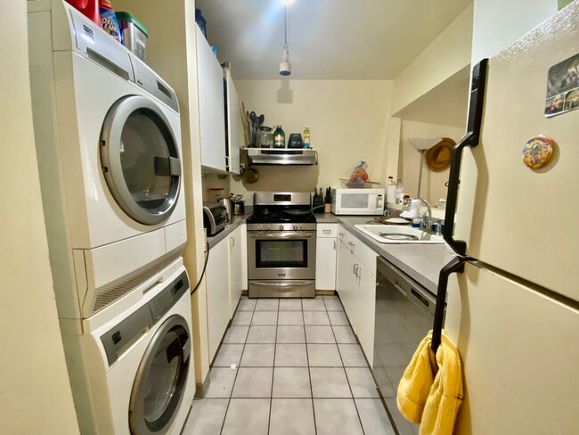 Building Photo - 743 Parker St Unit 7