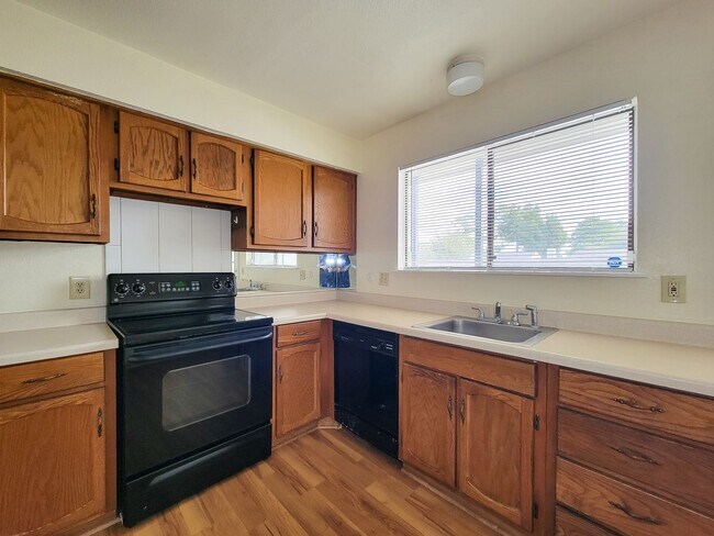 Photo - This stunning single-story upstairs unit o... Unidad 205