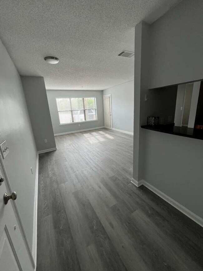 Photo - Cute 2 bedroom 1 bathroom condo! Freshly painted! New flooring!