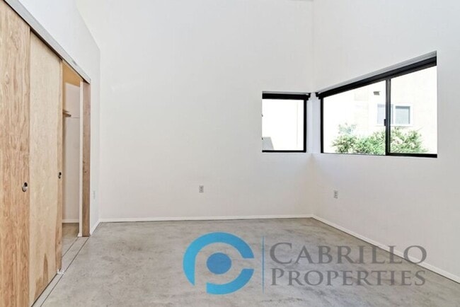 Building Photo - 2870 Fourth Ave Unit Apt 201