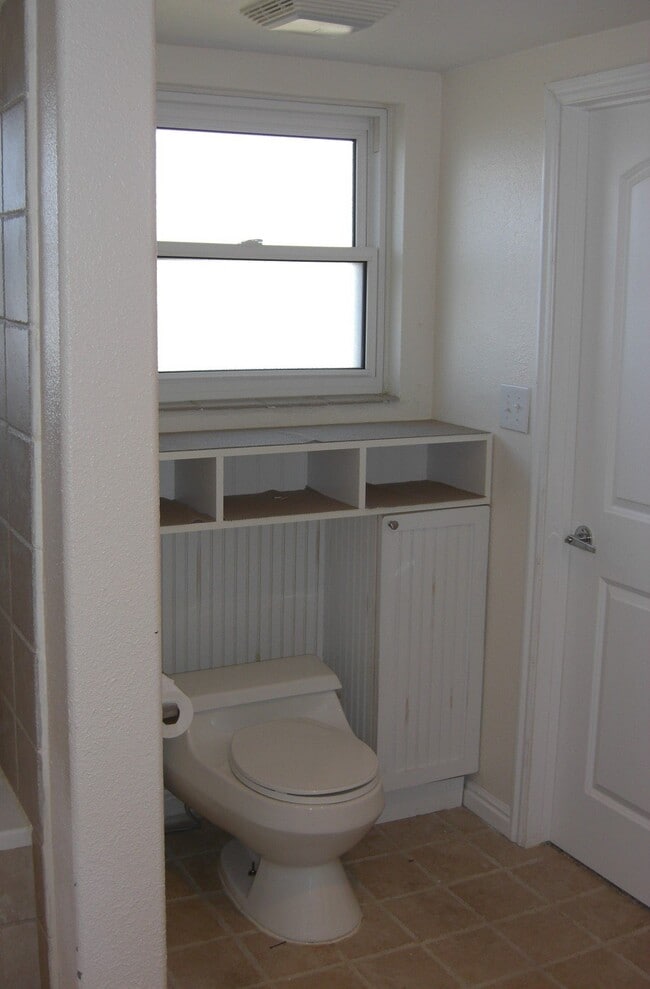 Photo - 1115 300 W