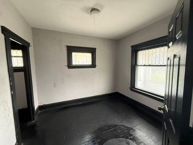 9805 Lamontier Ave Unit Upstairs