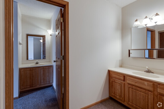 1BR, 1BA - 901SF - Bathroom - Rosewood West