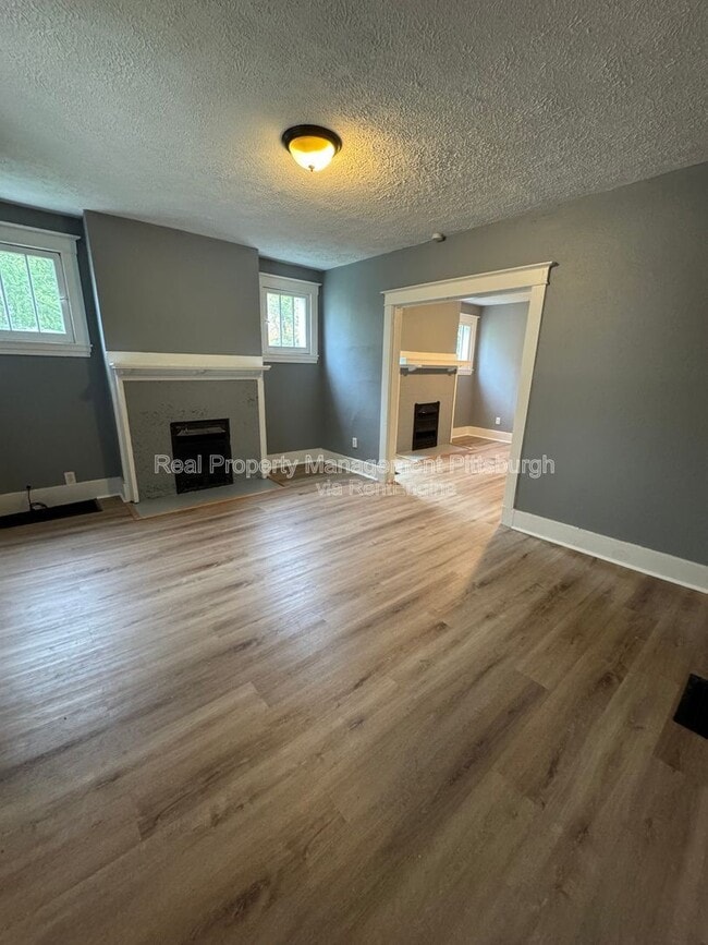 Building Photo - 311 W Burgess St Unit 1