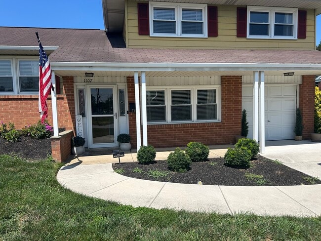 Photo - 1107 Ipswich Dr