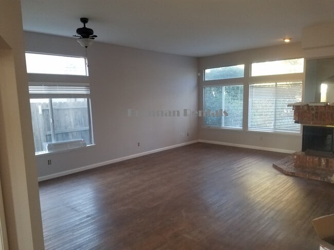 Photo - 105 Kilcairn Ct