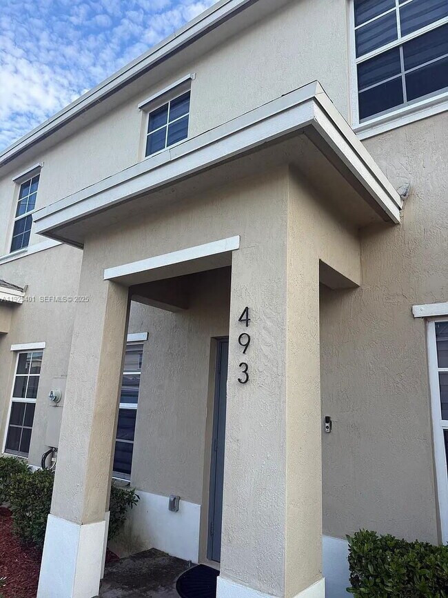 Building Photo - 493 NE 4th St