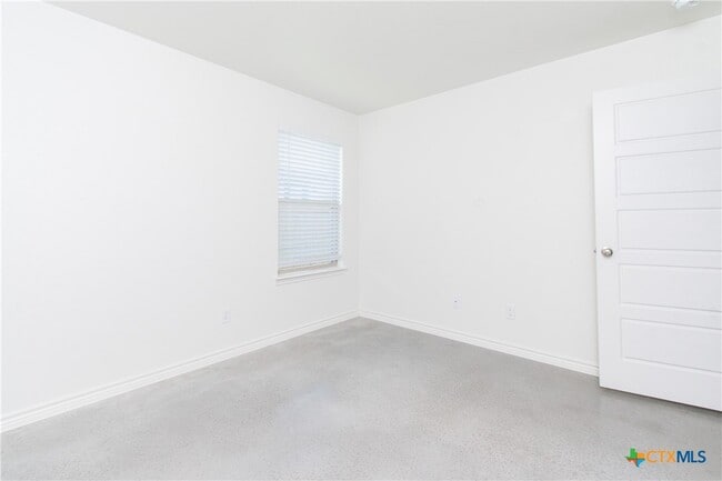 Building Photo - 121 Wind Ridge Dr