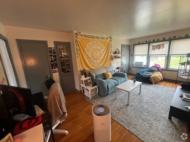 Building Photo - 5615 W Wisconsin Ave Rental