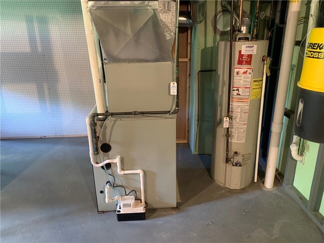 Building Photo - 20 Pine Hill Dr