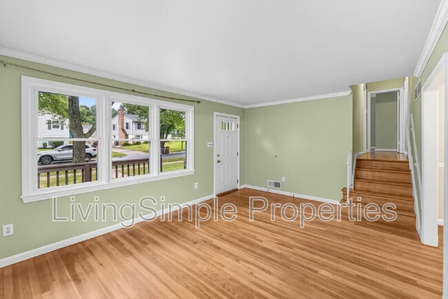 Photo - 720 Woodburn Rd