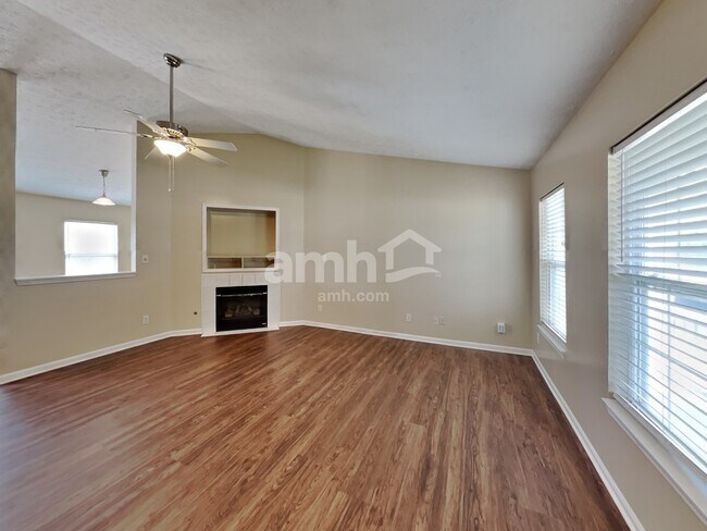 Photo - 1073 Williamsburg Way