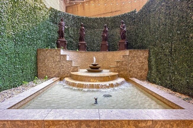 Photo - 245 E 44th St Unidad 2F