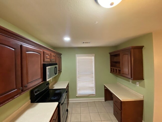 Photo - 3bed/2bath Home with fenced yard located outside the bypass