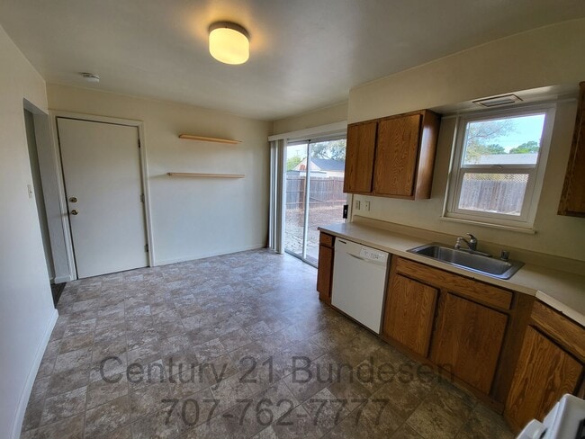 Photo - Clean Eastside Petaluma Home - 3BD/2BA ~132 Maria Drive