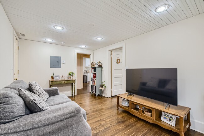 Photo - 1302 W State St