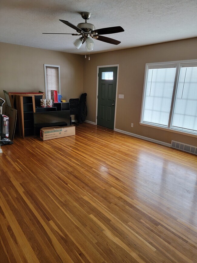 Living room - 821 4th Ave SE