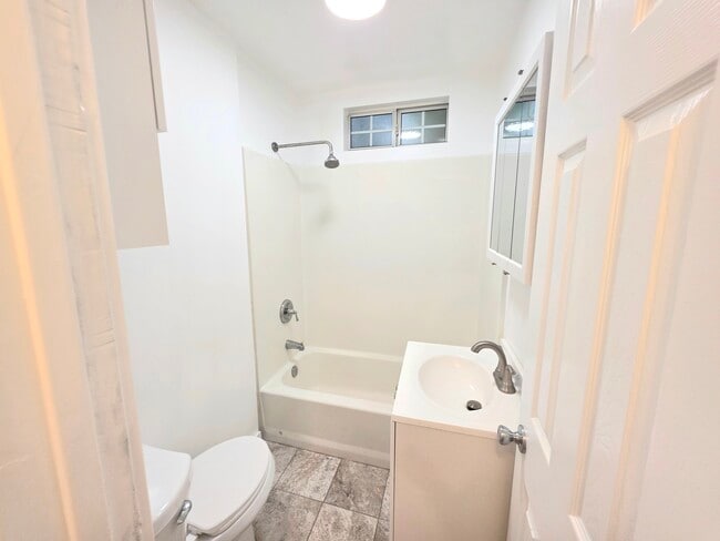Building Photo - 1361 W Vernon Ave Unit 1361 W. Vernon Ave. Newly Renovated +A/C