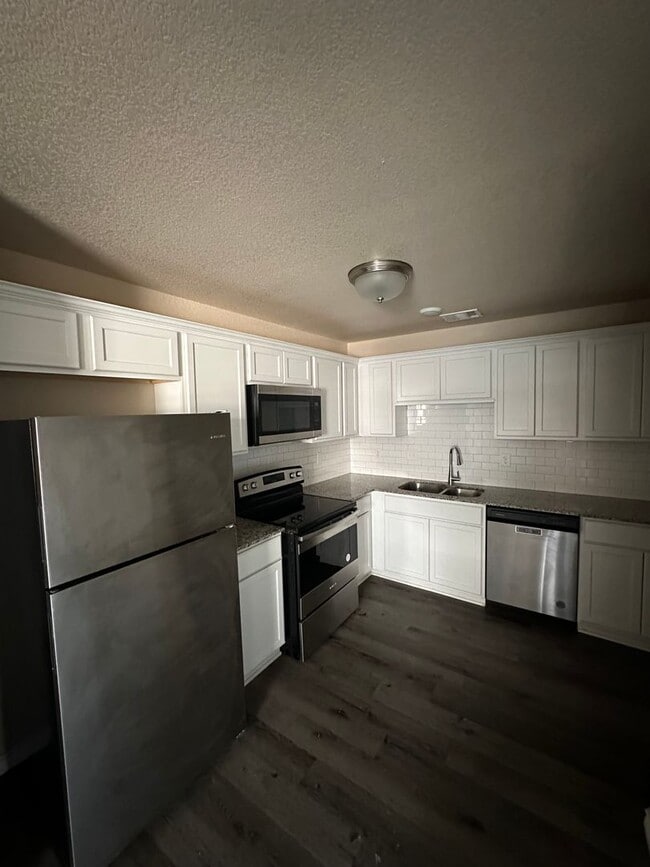 Photo - AVAILABLE NOW! - 2 WEEKS FREE (SECTION 8 A...