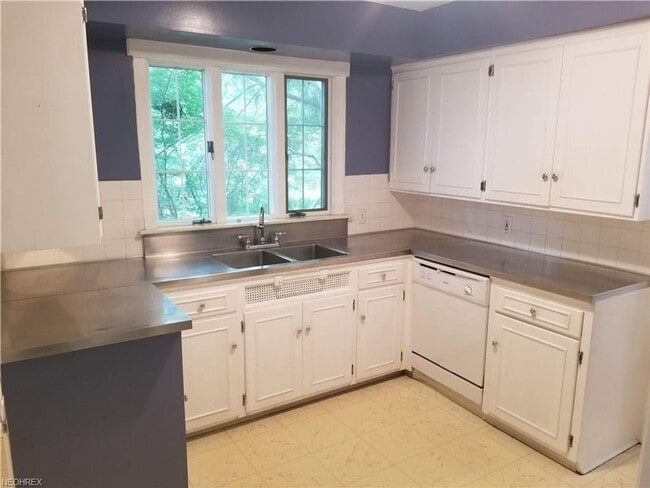 Photo - 4 Bed 3.5 Bath in Cleveland Heights - You ...