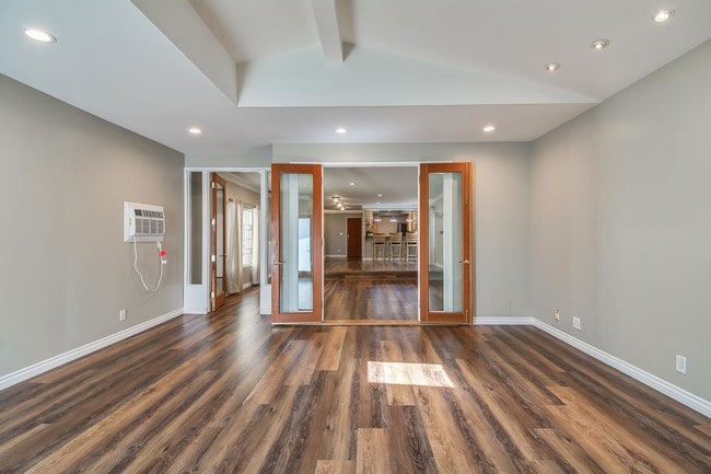 Photo - 695 Washington Blvd