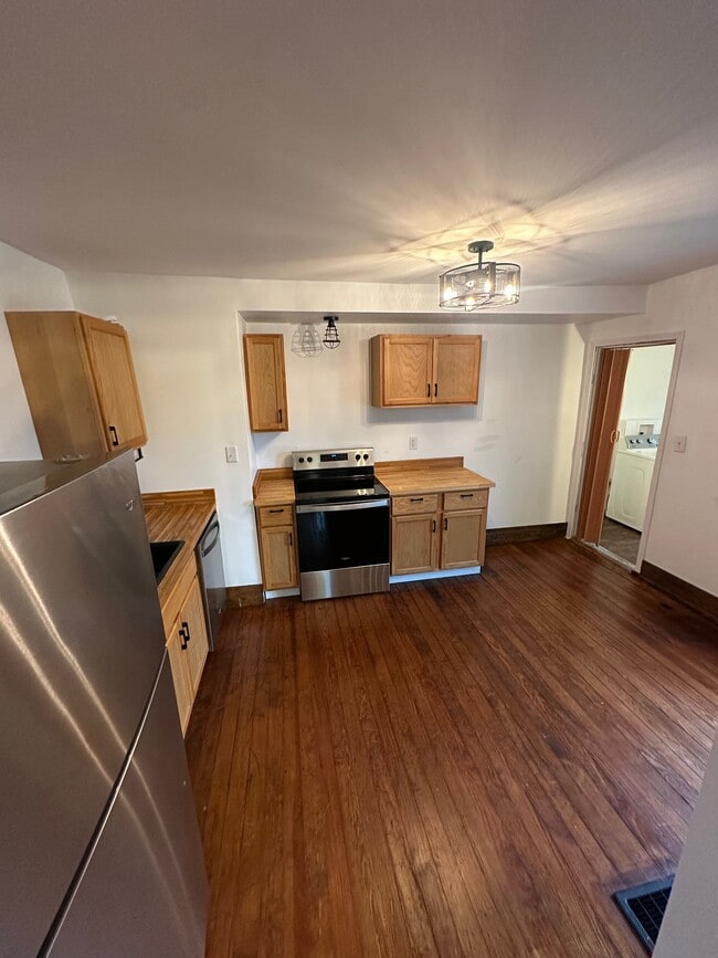 125 W Corwin St