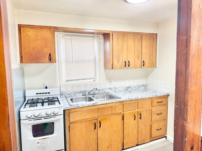 Photo - 310 Charleston St SE