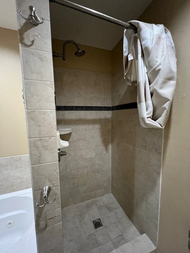 Bath/Shower - 7300 Franklin Ave Unit 552