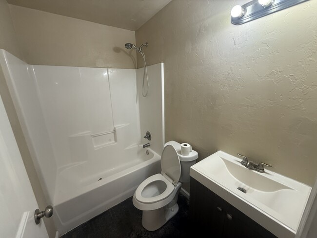 Photo - 211 W 16th St