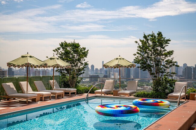 Rooftop Pool - Journal Square Urby