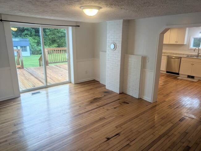 Photo - 447 Toytown Rd