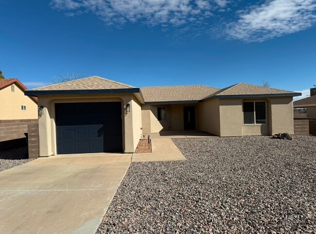 512 Los Pinos Cir