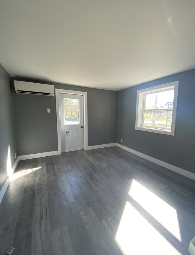 Photo - 998-998 Riverside Dr