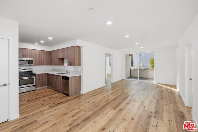 Photo - 5229 Willowcrest Ave Unidad 204