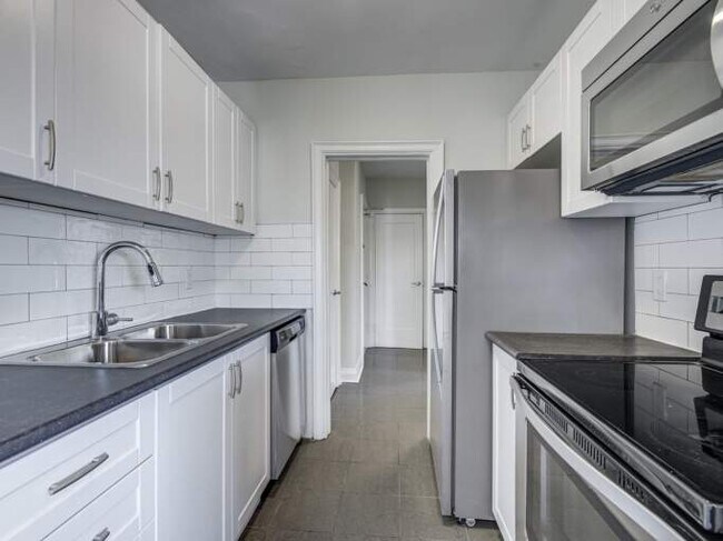 Photo - 1650 Bathurst St