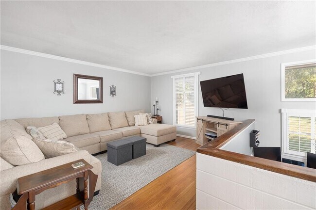 Photo - 3247 Clearview Dr SW