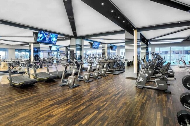 635 W 42nd St Unit 17T