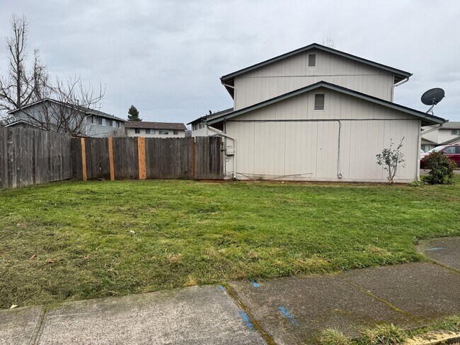 Photo - 2 bed 1 1/2 bath duplex in Springfield!