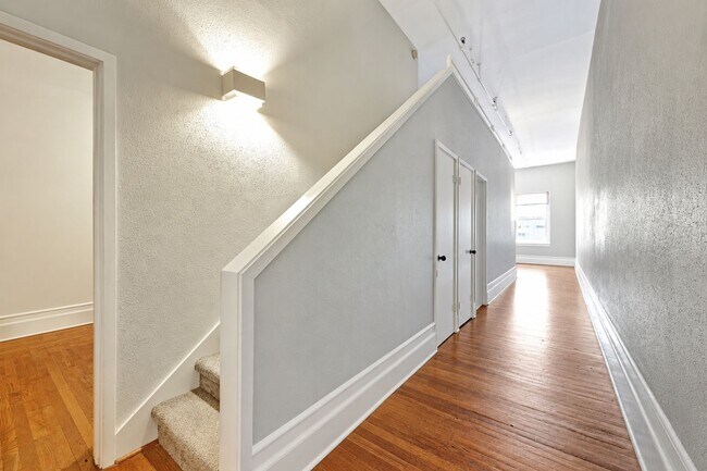 2121 The Strand Unit 2B