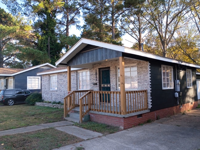 Building Photo - 1317 Fernwood Dr