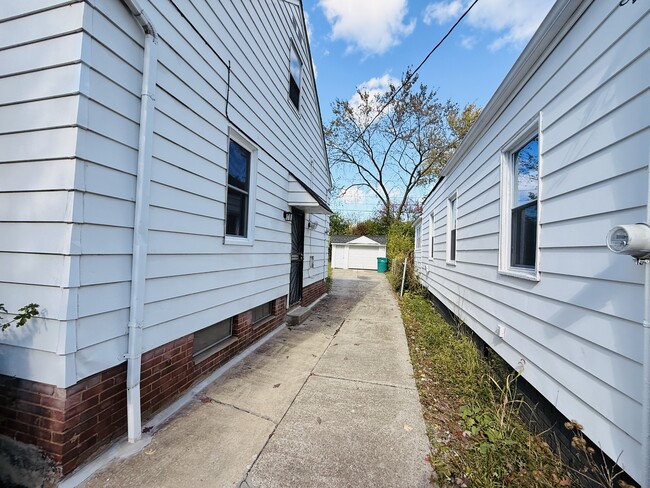 Photo - 19161 Raymond St