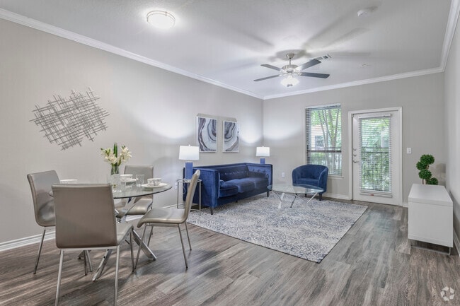 1BR, 1BA - 822 SF A1 - Comedor/Sala de estar - Elan at Bluffview