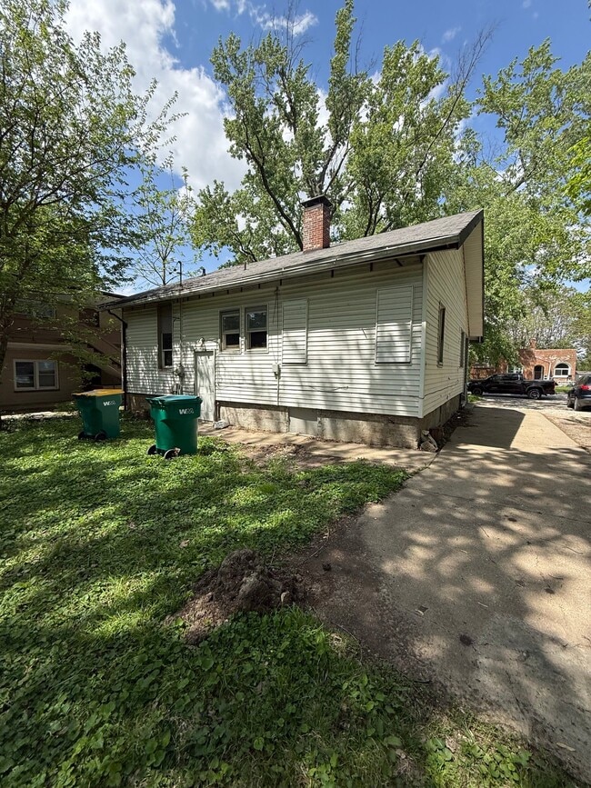 Building Photo - 927 W North St
