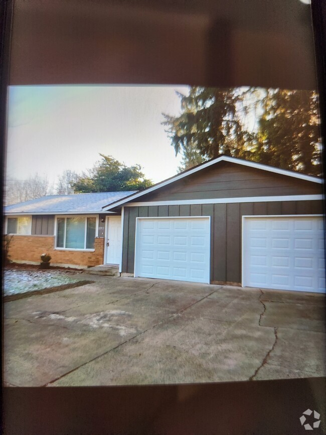 South hill duplex on quiet dead end street. - 10911 74th Ave E Rental