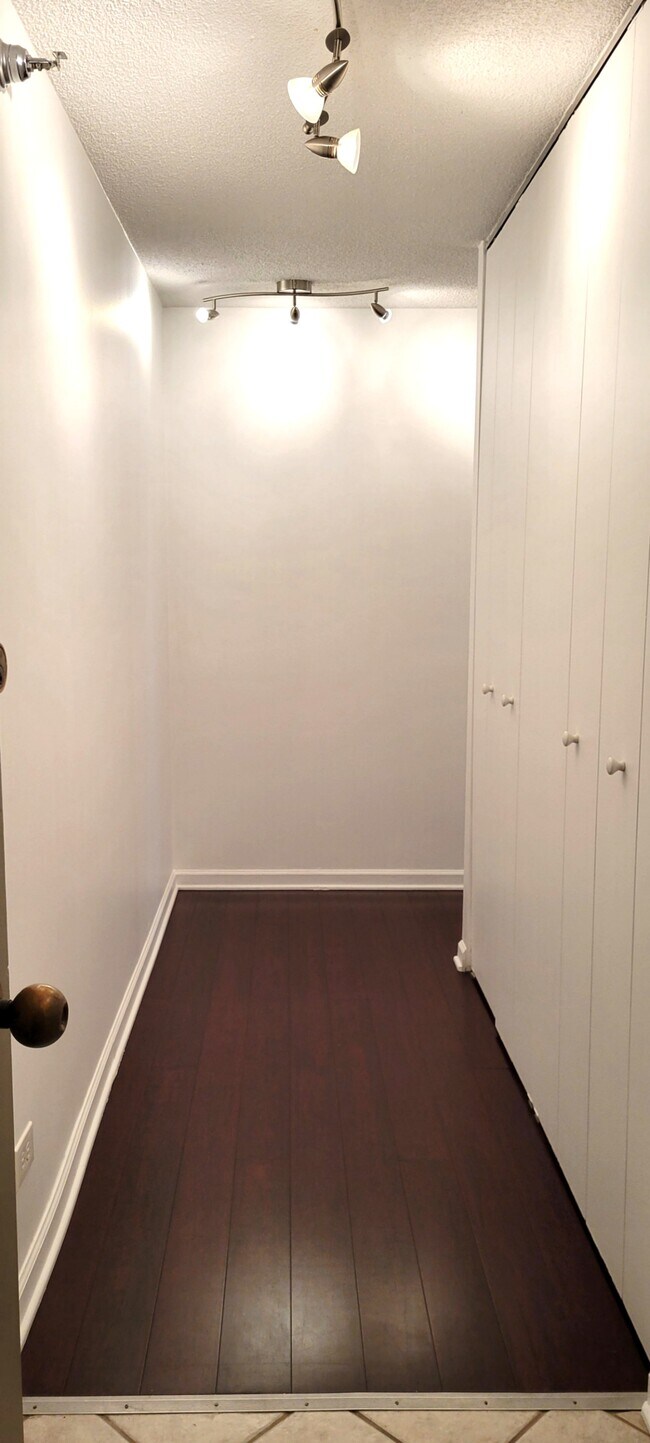 Entrance -Front Hall - 70 W Huron St Unit 703